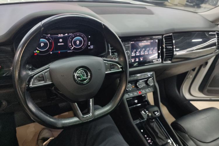 Used Skoda Kodiaq 2019 Facelifted TSI330 5-Seater Two-Wheel-Drive Luxury Enjoyment Edition China VI Standard Center Console