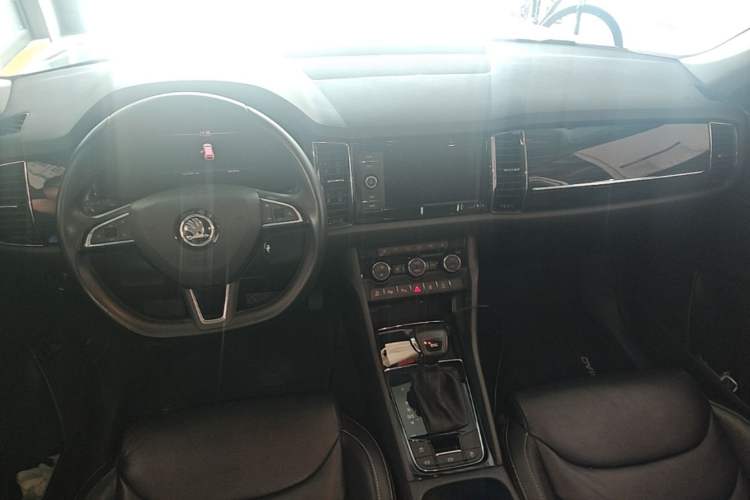 Used Skoda Kodiaq 2019 Facelifted TSI330 5-Seater Two-Wheel-Drive Luxury Enjoyment Edition China VI Standard Center Console