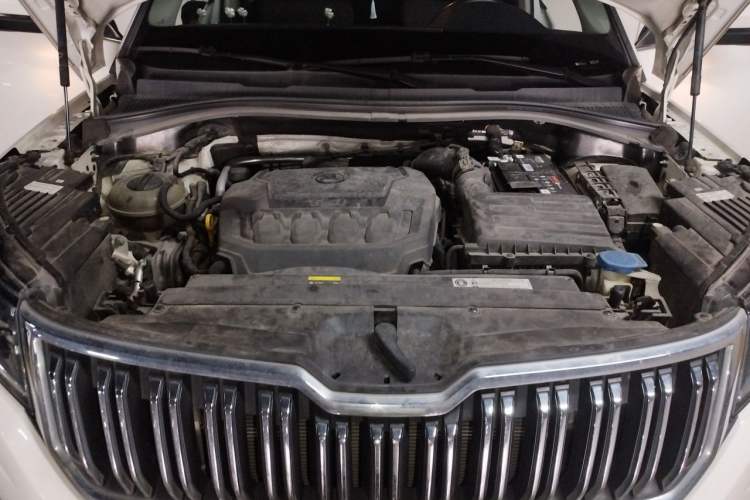 Used Skoda Kodiaq 2019 Facelifted TSI330 7-Seater Two-Wheel-Drive Deluxe Enjoyment Version China V Emission Standard Engine Bay