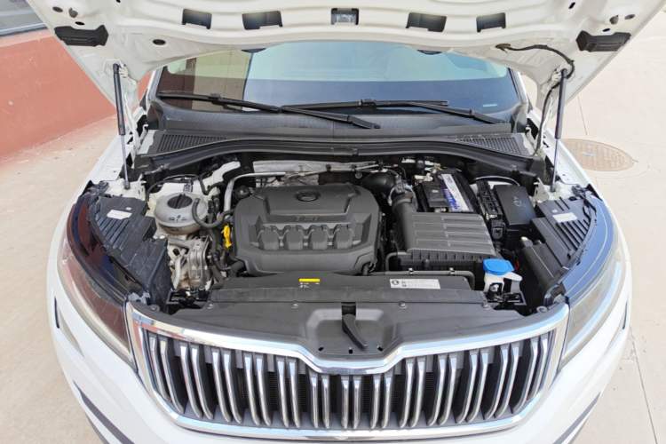 Used Skoda Kodiaq 2019 Facelifted TSI330 7-Seater Two-Wheel-Drive Luxury Enjoyment Edition China VI Standard Engine Bay