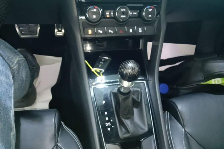Used Skoda Kodiaq 2019 Facelifted TSI330 5-Seater Two-Wheel-Drive Luxury Enjoyment Edition China VI Standard Gear Lever