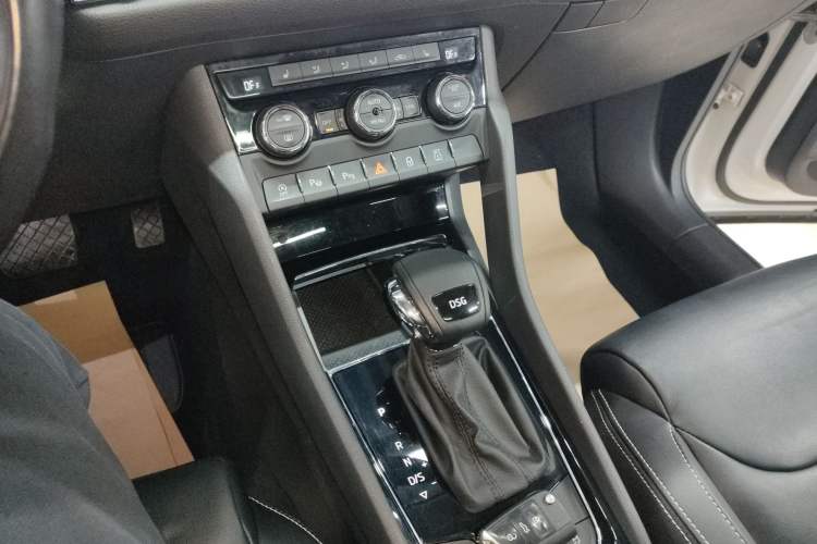 Used Skoda Kodiaq 2019 Facelifted TSI330 5-Seater Two-Wheel-Drive Luxury Enjoyment Edition China VI Standard Gear Lever