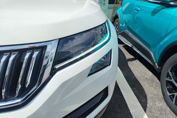 Used Skoda Kodiaq 2019 Facelifted TSI330 5-Seater Two-Wheel-Drive Luxury Enjoyment Edition China VI Standard Left Front Headlight