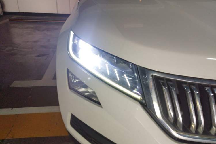 Used Skoda Kodiaq 2019 Facelifted TSI330 7-Seater Two-Wheel-Drive Deluxe Enjoyment Version China V Emission Standard Right Front Headlight