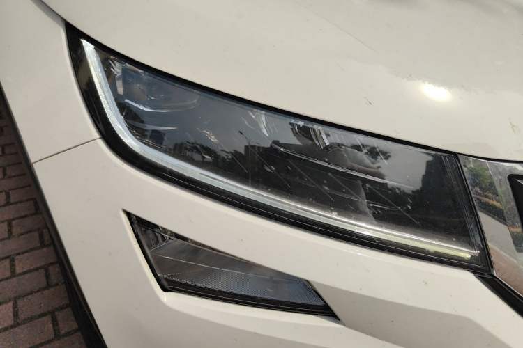 Used Skoda Kodiaq 2019 Facelifted TSI330 5-Seater Two-Wheel-Drive Luxury Enjoyment Edition China V Emission Standard Right Front Headlight