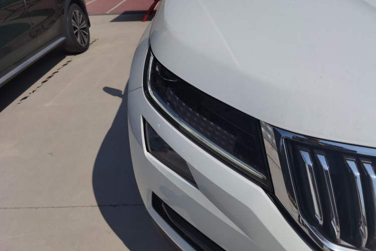 Used Skoda Kodiaq 2019 Facelifted TSI330 5-Seater Two-Wheel-Drive Luxury Enjoyment Edition China VI Standard Right Front Headlight