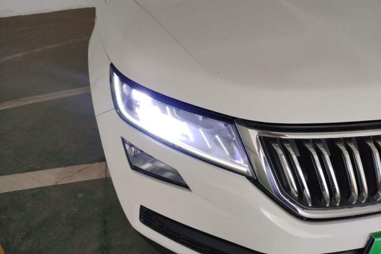 Used Skoda Kodiaq 2019 Facelifted TSI330 5-Seater Two-Wheel-Drive Luxury Enjoyment Edition China VI Standard Right Front Headlight