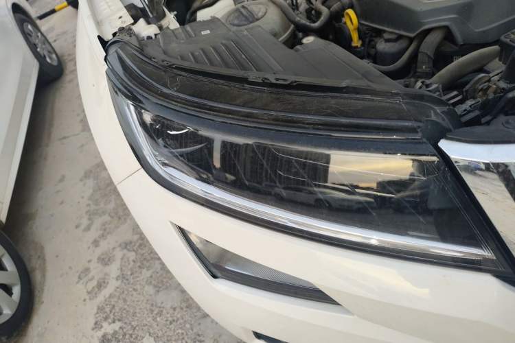 Used Skoda Kodiaq 2019 Facelifted TSI330 7-Seater Two-Wheel-Drive Luxury Enjoyment Edition China VI Standard Right Front Headlight