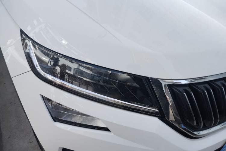Used Skoda Kodiaq 2019 Facelifted TSI380 7-Seater All-Wheel-Drive Flagship Version China VI Standard Right Front Headlight