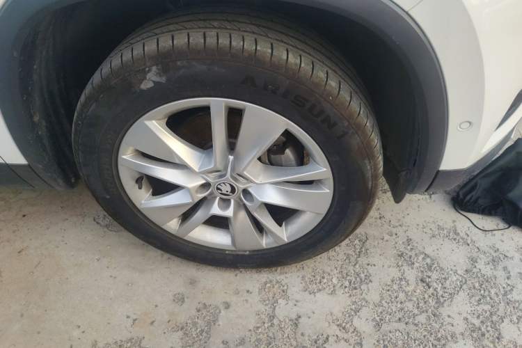 Used Skoda Kodiaq 2019 Facelifted TSI330 7-Seater Two-Wheel-Drive Luxury Enjoyment Edition China VI Standard Right Front Wheel Hub