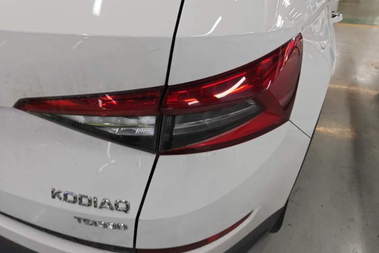 Used Skoda Kodiaq 2019 Facelifted TSI330 7-Seater Two-Wheel-Drive Luxury Enjoyment Edition China VI Standard Right Rear Taillight