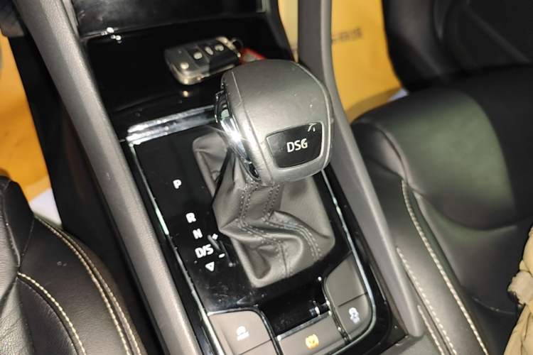 Used Skoda Kodiaq 2019 Facelifted TSI330 7-Seater Two-Wheel-Drive Luxury Enjoyment Edition China VI Standard Gear Lever