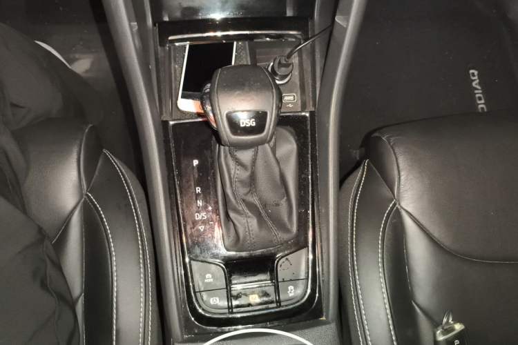 Used Skoda Kodiaq 2019 Facelifted TSI330 7-Seater Two-Wheel-Drive Deluxe Enjoyment Version China V Emission Standard Gear Lever