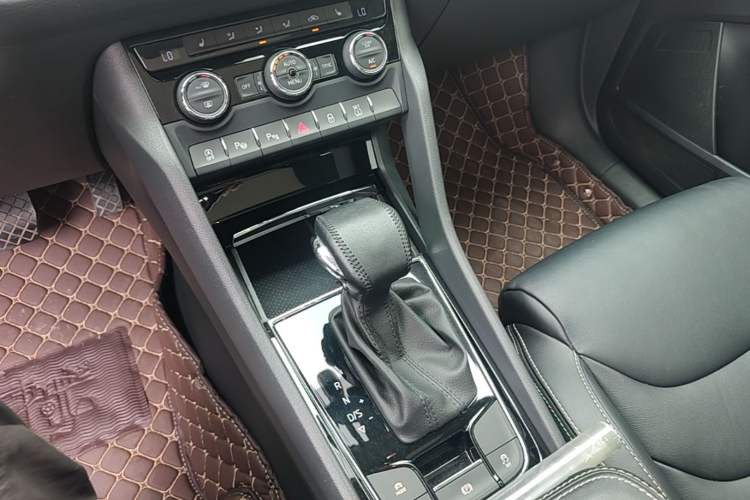 Used Skoda Kodiaq 2019 Facelifted TSI330 7-Seater Two-Wheel-Drive Luxury Enjoyment Edition China VI Standard Gear Lever