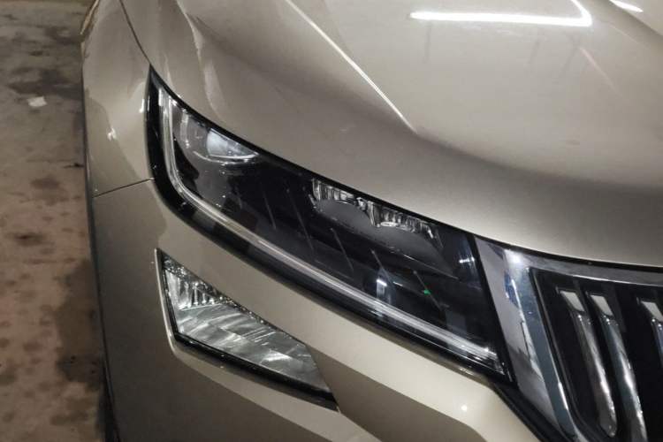 Used Skoda Kodiaq 2019 Facelifted TSI330 7-Seater Two-Wheel-Drive Luxury Enjoyment Edition China VI Standard Right Front Headlight