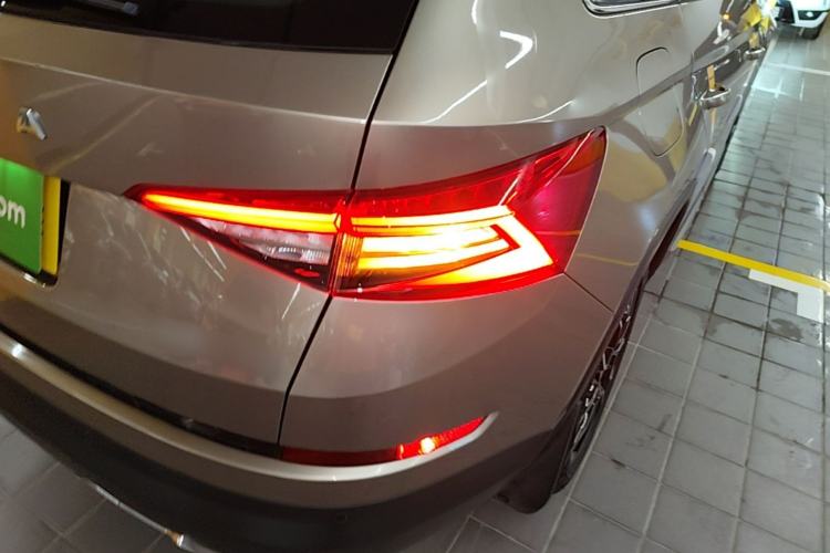 Used Skoda Kodiaq 2019 Facelifted TSI330 7-Seater Two-Wheel-Drive Luxury Enjoyment Edition China VI Standard Right Rear Taillight