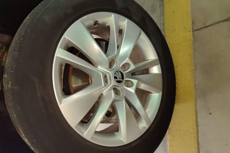 Used Skoda Kodiaq 2020 TSI330 5-Seat Two-Wheel Drive Deluxe Enjoyment Edition Left Front Wheel Hub