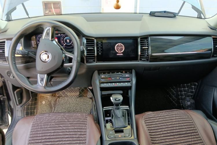 Used Skoda Kodiaq 2021 TSI330 7-Seater Two-Wheel-Drive Luxury Plus Edition Center Console