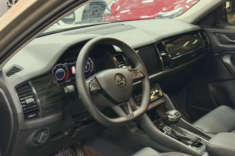 Used Skoda Kodiaq 2021 TSI330 5-Seater Two-Wheel-Drive Luxury Plus Edition Interior 2