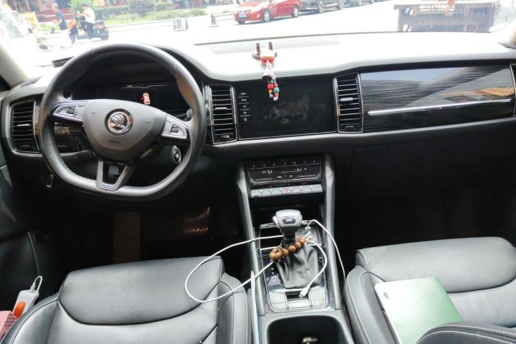 Used Skoda Kodiaq 2021 TSI330 7-Seater Two-Wheel-Drive Luxury Plus Edition Center Console