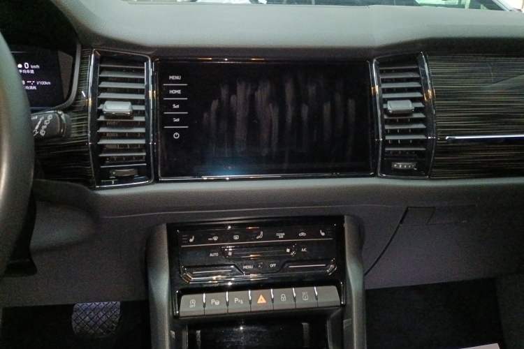 Used Skoda Kodiaq 2021 TSI330 7-Seater Two-Wheel-Drive Luxury Plus Edition Audio And AC Panel