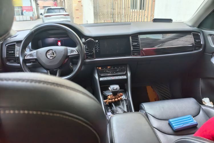 Used Skoda Kodiaq 2021 TSI330 7-Seater Two-Wheel-Drive Luxury Plus Edition Center Console