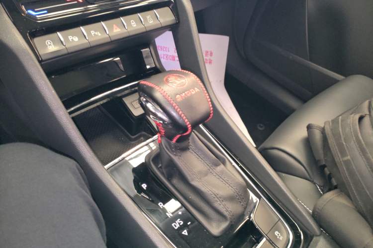 Used Skoda Kodiaq 2021 TSI330 5-Seater Two-Wheel-Drive Luxury Plus Edition Gear Lever
