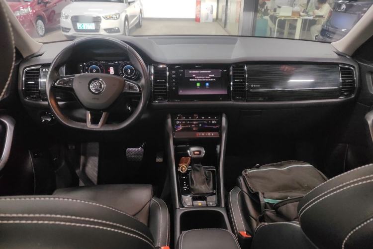 Used Skoda Kodiaq 2021 TSI330 7-Seater Two-Wheel-Drive Luxury Plus Edition Center Console
