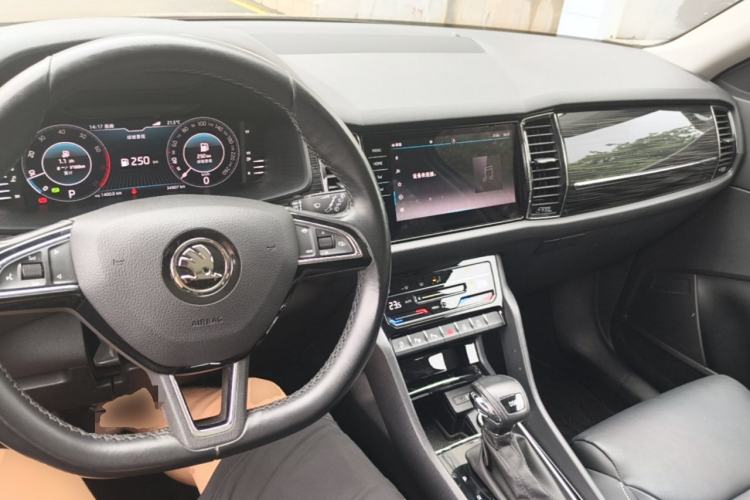 Used Skoda Kodiaq 2021 TSI330 7-Seater Two-Wheel-Drive Luxury Plus Edition Center Console