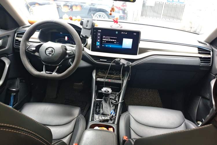 Used Skoda Kodiaq 2022 TSI330 7-Seater Two-Wheel-Drive Luxury Edition Center Console