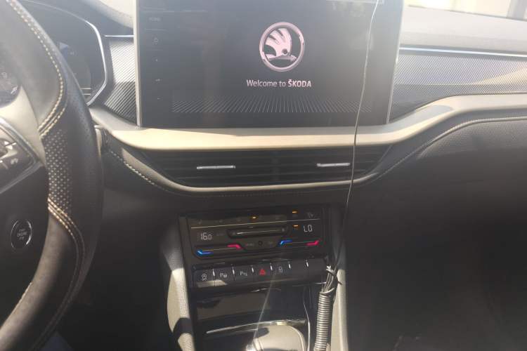 Used Skoda Kodiaq 2022 Restyled TSI330 7-Seater Two-Wheel-Drive Luxury Edition Audio And AC Panel