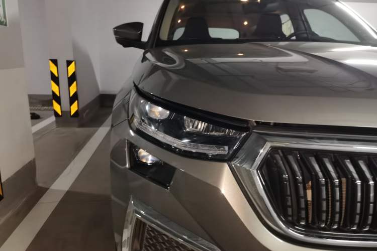 Used Skoda Kodiaq 2022 TSI380 7-Seater Four-Wheel-Drive Flagship Model Right Front Headlight