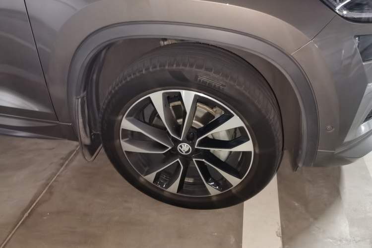Used Skoda Kodiaq 2022 TSI380 7-Seater Four-Wheel-Drive Flagship Model Right Front Wheel Hub