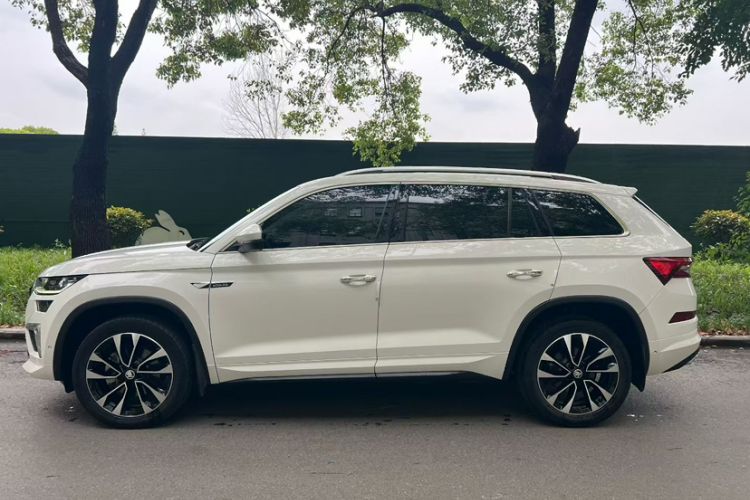 Used Skoda Kodiaq 2022 TSI330 5-Seater Two-Wheel-Drive Luxury Edition Exterior 2