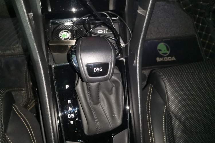 Used Skoda Kodiaq 2023 Facelifted TSI330 5-Seater Two-Wheel-Drive Luxury Edition Gear Lever