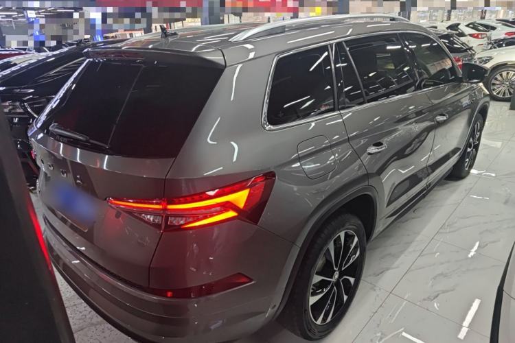 Used Skoda Kodiaq 2023 Facelifted TSI330 5-Seater Two-Wheel-Drive Luxury Edition Rear Right 45 Deg