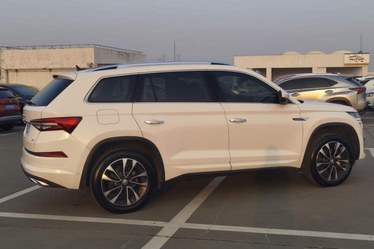 Used Skoda Kodiaq 2023 Facelifted TSI330 5-Seater Two-Wheel-Drive Luxury Edition Exterior 2