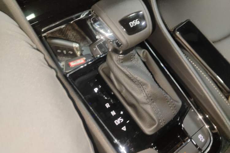 Used Skoda Kodiaq 2023 Facelifted TSI330 7-Seater Two-Wheel-Drive Luxury Edition Gear Lever