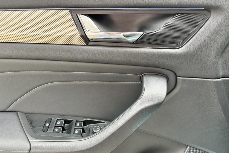 Used Skoda Kodiaq 2023 Facelifted TSI330 5-Seater Two-Wheel-Drive Luxury Edition Interior 8