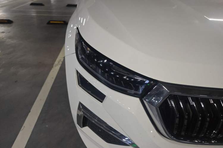 Used Skoda Kodiaq 2023 Facelifted TSI330 5-Seater Two-Wheel-Drive Luxury Edition Right Front Headlight