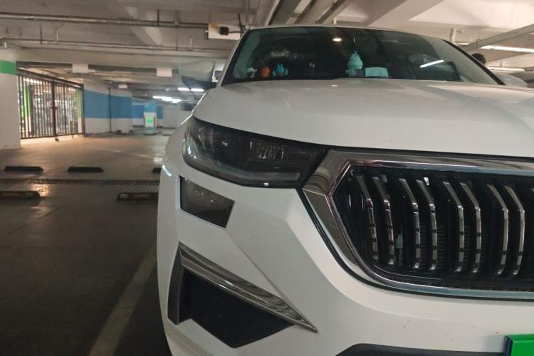 Used Skoda Kodiaq 2023 Facelifted TSI330 5-Seater Two-Wheel-Drive Luxury Edition Right Front Headlight