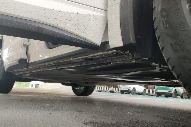 Used Skoda Kodiaq 2023 Facelifted TSI330 7-Seater Two-Wheel-Drive Luxury Edition Right Side Sill