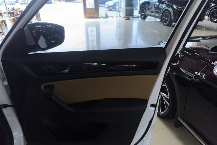 Used Skoda Kodiaq GT 2019 TSI380 4x4 Luxury Edition China VI Standard Right Front Door Interior