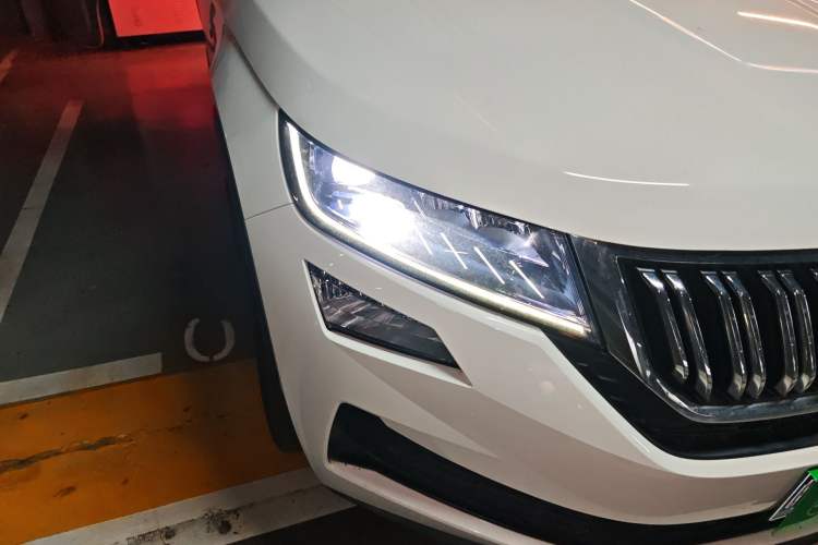 Used Skoda Kodiaq GT 2019 TSI330 Two-Wheel-Drive Luxury Edition China VI Standard Right Front Headlight
