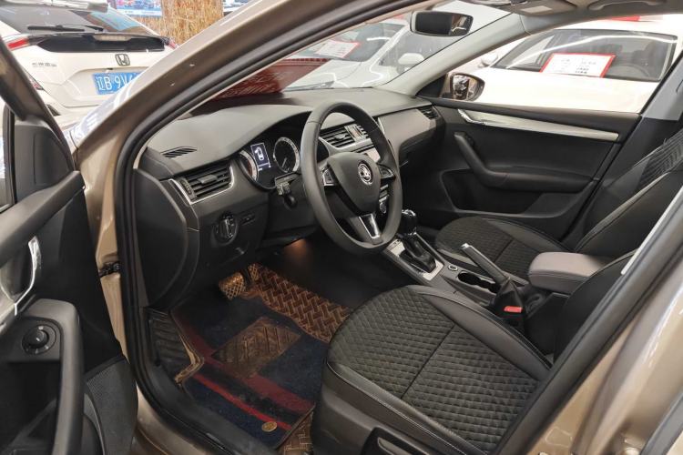Used Skoda Octavia 2019 1.5L Automatic Smart Drive Luxury Edition China VI Standard Interior 2