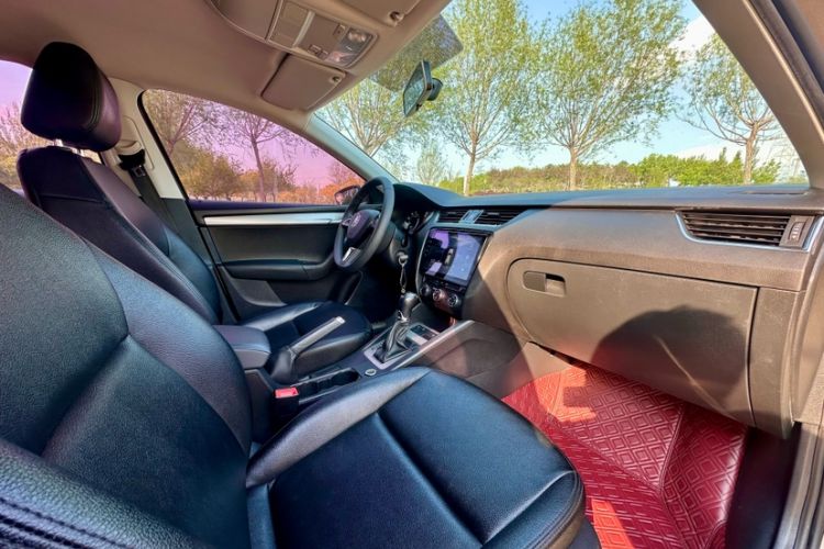 Used Skoda Octavia 2019 TSI230 DSG Smart & Comfort Edition China VI Standard Interior 3