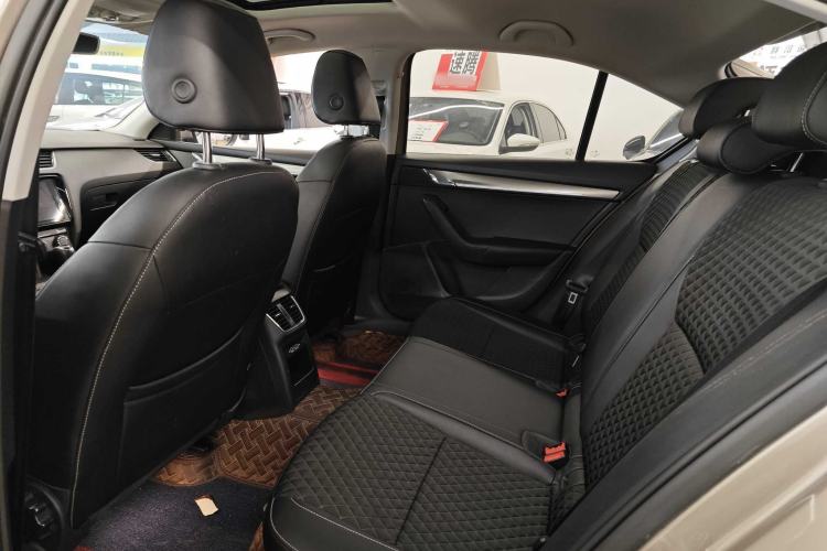 Used Skoda Octavia 2019 1.5L Automatic Smart Drive Luxury Edition China VI Standard Interior 3