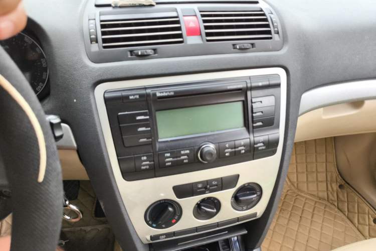Used Skoda Octavia 2007 1.6L Manual Eado Edition Audio And AC Panel