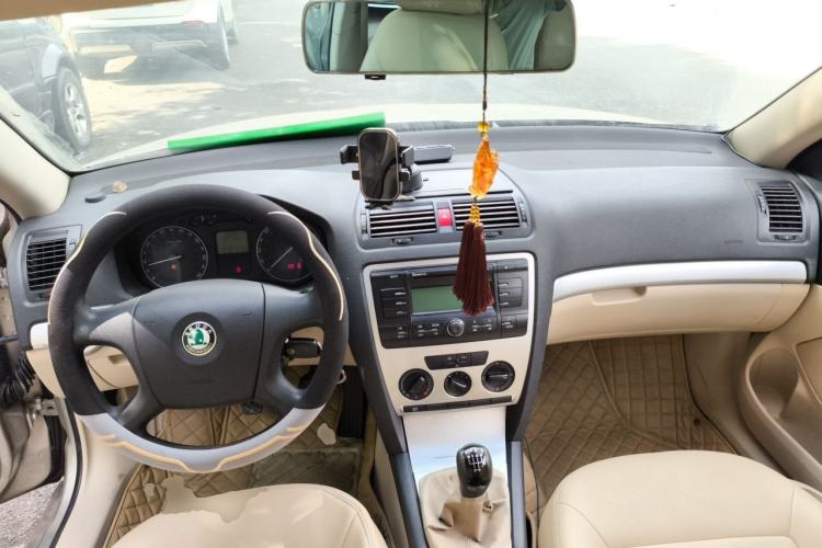 Used Skoda Octavia 2007 1.6L Manual Eado Edition Center Console
