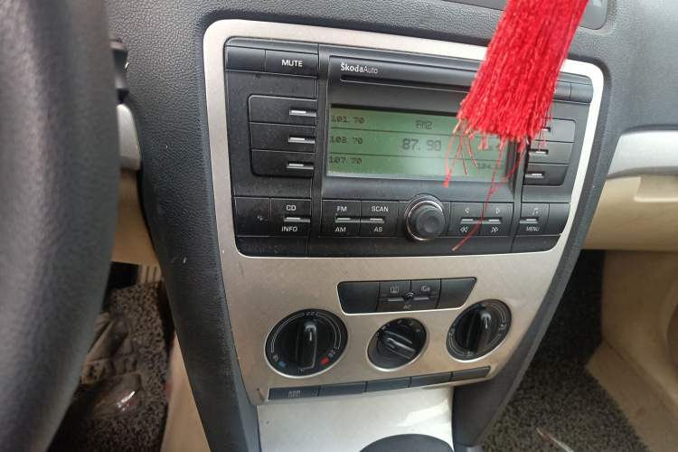 Used Skoda Octavia 2007 1.6L Automatic Elegance Edition Audio And AC Panel